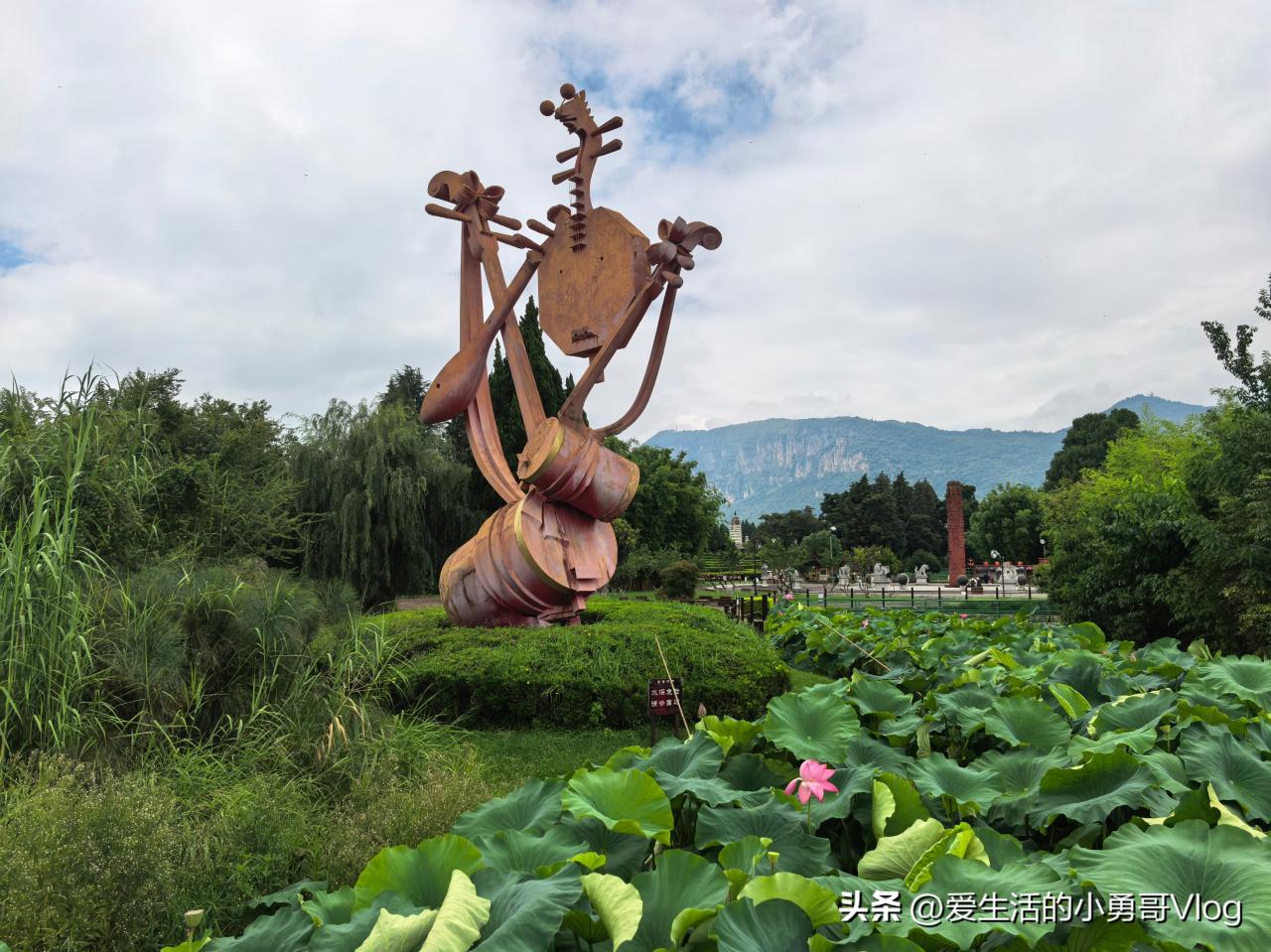 Yunnan Nationalities Village Guide: Experience the Thousand-Year Culture of 26 Ethnic Groups by Dianchi Lake