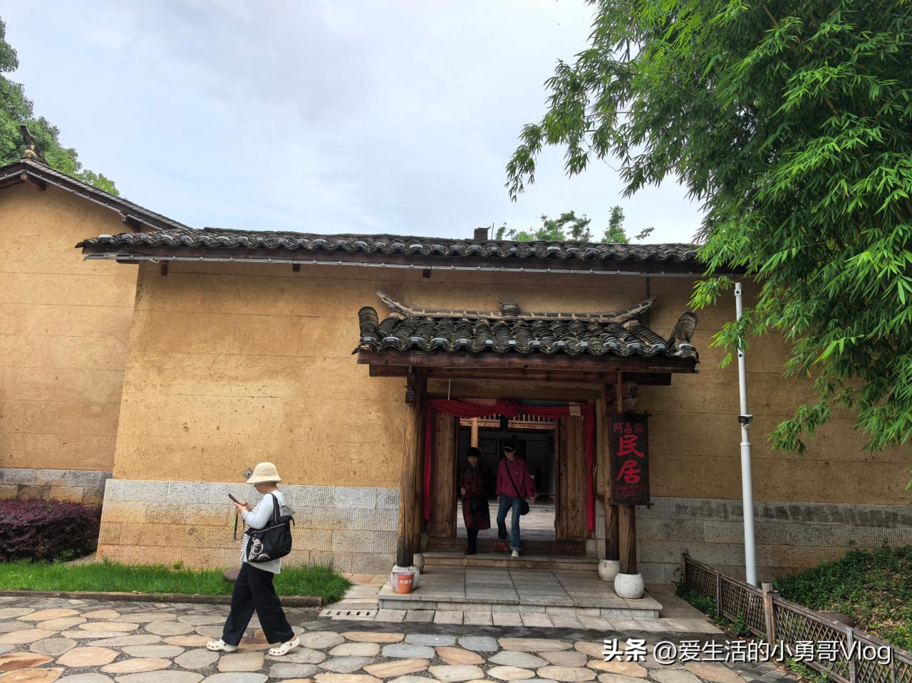 Yunnan Nationalities Village Guide: Experience the Thousand-Year Culture of 26 Ethnic Groups by Dianchi Lake