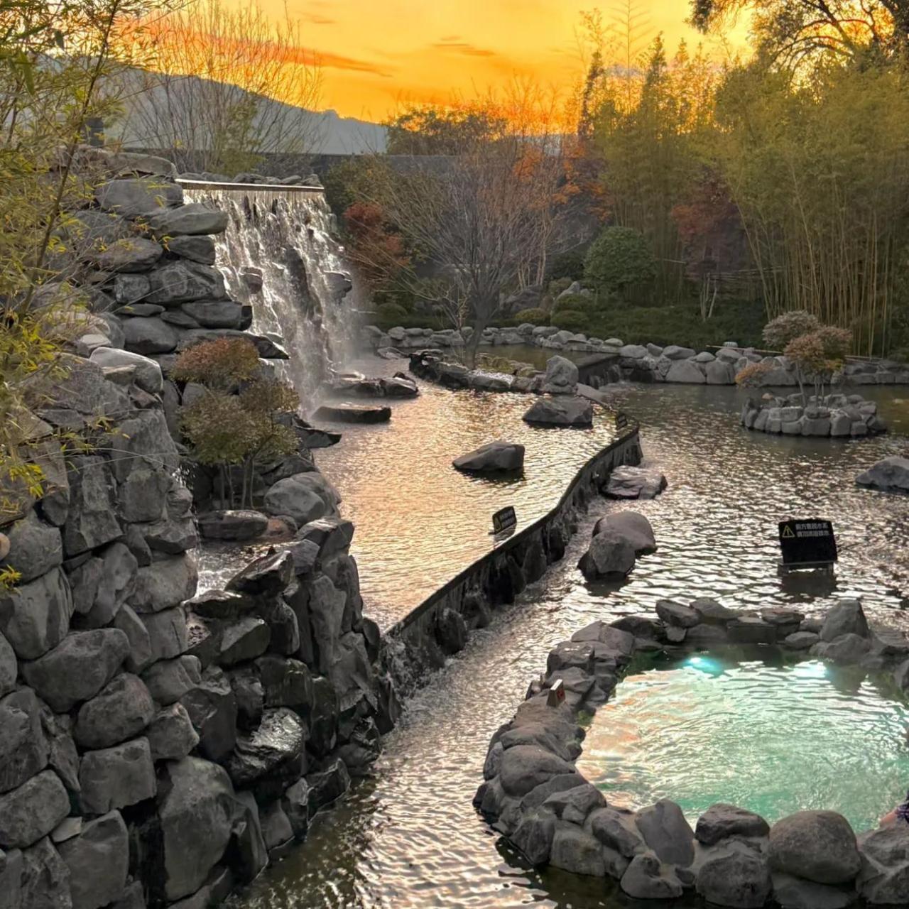 The Complete Guide to Pulandian Mountain-Sea Hot Springs: 5 Hidden Attractions + 5 Authentic Local Delicacies